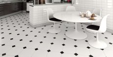 Белая кухня с чёрно-белой плиткой на полу. Выбираем напольное покрытие покрытие на кухню правильно.